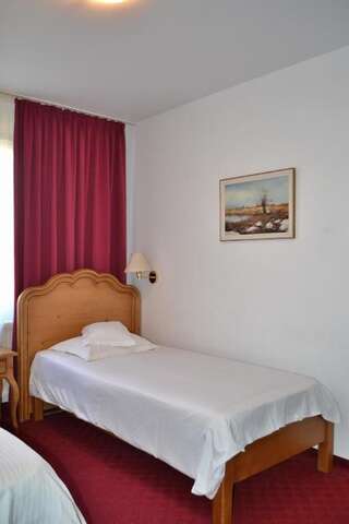 Отель Hotel Meteor Cluj Клуж-Напока Двухместный номер с 2 отдельными кроватями-13